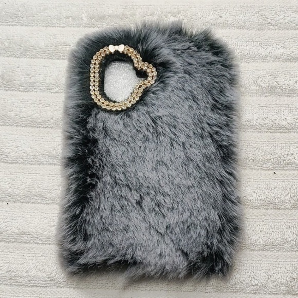 Elegant Gray Faux Fur Phone Case with Gold Heart Accent‎